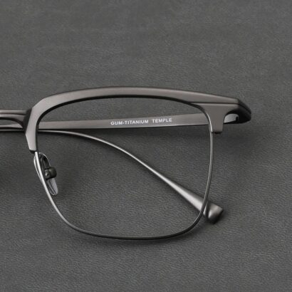 Montures de lunettes carrées rétro en titane pur pour hommes, adaptées à la lecture et à la correction de la myopie, avec des verres de qualité optique.